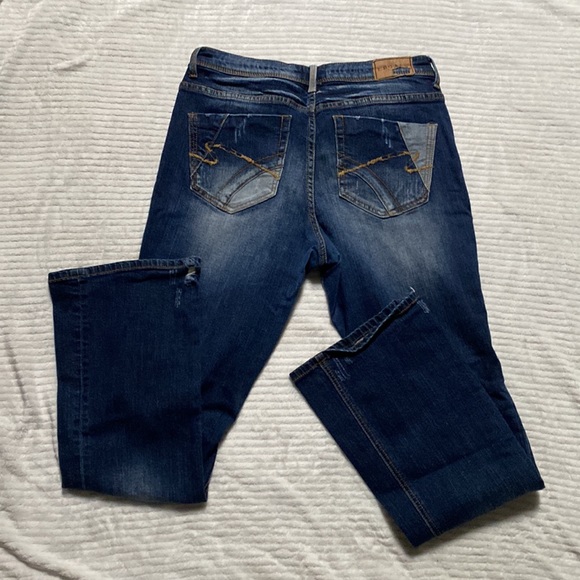 BKE - Picture 3 of 5